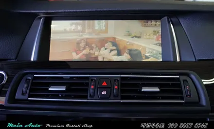 BMW 5시리즈에 아틀란 3D 터치 네비게이션과 순정 HUD 연동 / 경남 창원