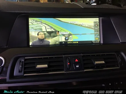 편리하고 안전한 길 안내를 위한 BMW 520d(F10) 아틀란 3D 터치 네비게이션 매립과 순정 HUD 연동하기 / 경남 창원