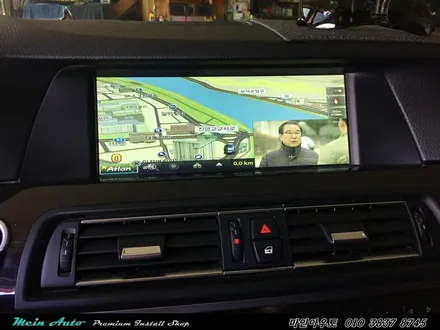 편리하고 안전한 길 안내를 위한 BMW 520d(F10) 아틀란 3D 터치 네비게이션 매립과 순정 HUD 연동하기 / 경남 창원