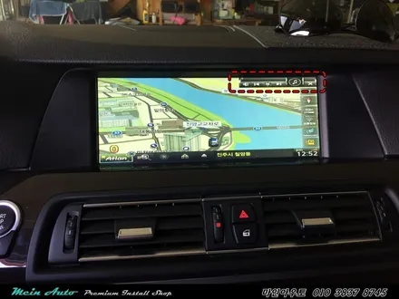 편리하고 안전한 길 안내를 위한 BMW 520d(F10) 아틀란 3D 터치 네비게이션 매립과 순정 HUD 연동하기 / 경남 창원