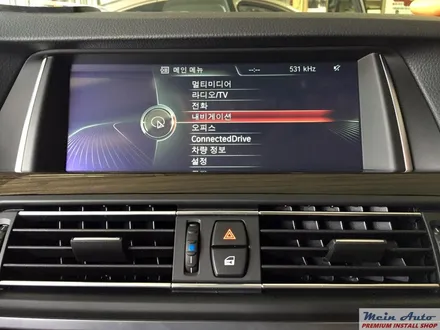 BMW 520d에 아틀란 3D 터치 네비게이션 매립과 순정 HUD 연동 작업 / 경남 창원