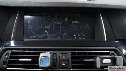 BMW 520d 아틀란 3D 네비게이션 매립과              순정 HUD 연동 / 경남 창원