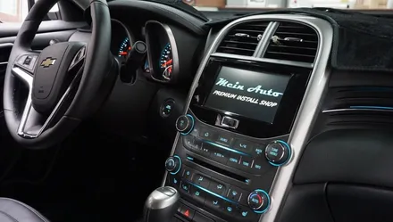 아틀란 3D 네비  매립과 스마트폰 미러링 장착으로 스마트한 드라이빙이 가능해진 쉐보레 말리부 / 경남 창원