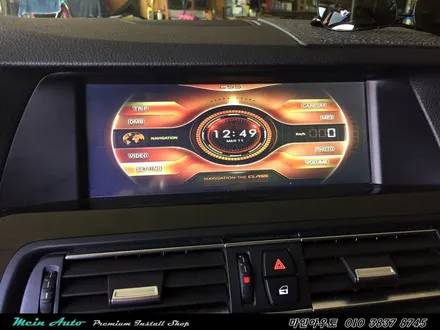 편리하고 안전한 길 안내를 위한 BMW 520d(F10) 아틀란 3D 터치 네비게이션 매립과 순정 HUD 연동하기 / 경남 창원