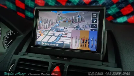 지니 넥스트 V4를 탑재한 아이머큐리 CSS3 Light G 벤츠 C클래스 장착 / 경남 창원 마산 수입차 터치 네비 매립 / 경남 창원