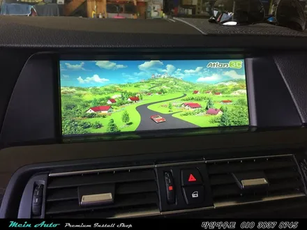 편리하고 안전한 길 안내를 위한 BMW 520d(F10) 아틀란 3D 터치 네비게이션 매립과 순정 HUD 연동하기 / 경남 창원