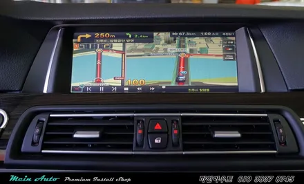 BMW 5시리즈에 아틀란 3D 터치 네비게이션과 순정 HUD 연동 / 경남 창원