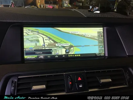 편리하고 안전한 길 안내를 위한 BMW 520d(F10) 아틀란 3D 터치 네비게이션 매립과 순정 HUD 연동하기 / 경남 창원