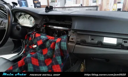 BMW 520d(F10) 아틀란 3D 네비게이션 CSS3 매립과        PAS 연동 후방카메라 장착 / 경남 창원