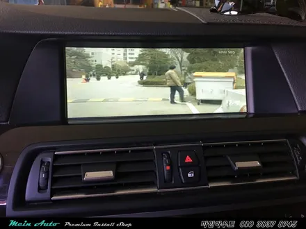 편리하고 안전한 길 안내를 위한 BMW 520d(F10) 아틀란 3D 터치 네비게이션 매립과 순정 HUD 연동하기 / 경남 창원