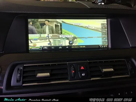 편리하고 안전한 길 안내를 위한 BMW 520d(F10) 아틀란 3D 터치 네비게이션 매립과 순정 HUD 연동하기 / 경남 창원