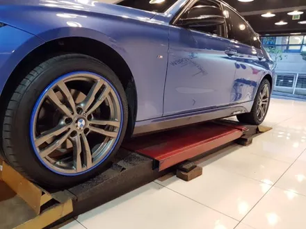 휠 프로텍터 휠보레 BMW 320d 18인치 블루컬러 장착~휠스크래치/휠기스/휠긁힘/휠보호/휠튜닝/휠복원대체/림프로텍터/용품~강남/송파/강동/하남~자동차 튜닝~케렌시아CAR! / 서울 송파