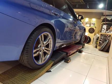 휠 프로텍터 휠보레 BMW 320d 18인치 블루컬러 장착~휠스크래치/휠기스/휠긁힘/휠보호/휠튜닝/휠복원대체/림프로텍터/용품~강남/송파/강동/하남~자동차 튜닝~케렌시아CAR! / 서울 송파