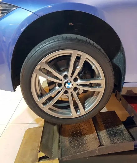 BMW 320d 휠프로텍터 휠보레 18인치 블루컬러 장착~휠스크래치/휠기스방지/휠가드/휠보호/휠튜닝/휠복원/휠도색대체~강남/송파/강동/하남 휠보레전문장착점/자동차튜닝샵~케렌시아카! / 서울 송파
