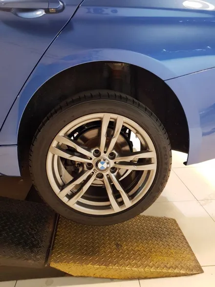 휠 프로텍터 휠보레 BMW 320d 18인치 블루컬러 장착~휠스크래치/휠기스/휠긁힘/휠보호/휠튜닝/휠복원대체/림프로텍터/용품~강남/송파/강동/하남~자동차 튜닝~케렌시아CAR! / 서울 송파