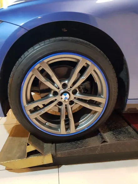 BMW 320d 휠프로텍터 휠보레 18인치 블루컬러 장착~휠스크래치/휠기스방지/휠가드/휠보호/휠튜닝/휠복원/휠도색대체~강남/송파/강동/하남 휠보레전문장착점/자동차튜닝샵~케렌시아카! / 서울 송파