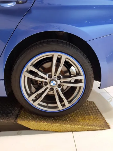 휠 프로텍터 휠보레 BMW 320d 18인치 블루컬러 장착~휠스크래치/휠기스/휠긁힘/휠보호/휠튜닝/휠복원대체/림프로텍터/용품~강남/송파/강동/하남~자동차 튜닝~케렌시아CAR! / 서울 송파