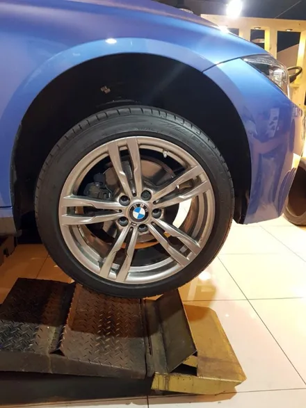 휠 프로텍터 휠보레 BMW 320d 18인치 블루컬러 장착~휠스크래치/휠기스/휠긁힘/휠보호/휠튜닝/휠복원대체/림프로텍터/용품~강남/송파/강동/하남~자동차 튜닝~케렌시아CAR! / 서울 송파