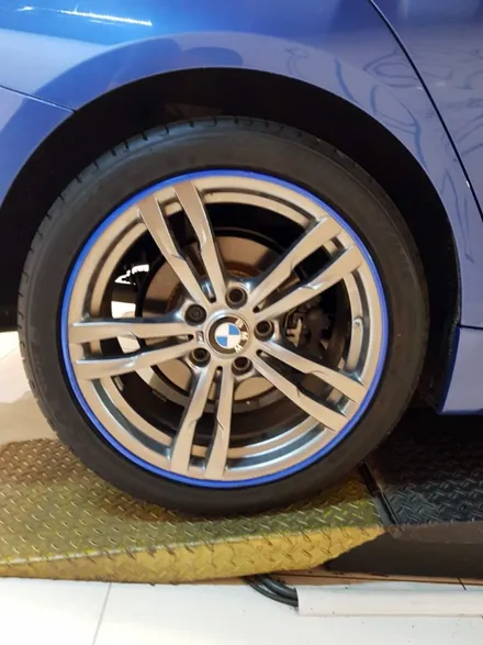 휠 프로텍터 휠보레 BMW 320d 18인치 블루컬러 장착~휠스크래치/휠기스/휠긁힘/휠보호/휠튜닝/휠복원대체/림프로텍터/용품~강남/송파/강동/하남~자동차 튜닝~케렌시아CAR! / 서울 송파