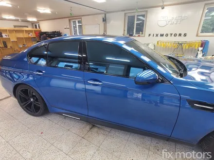 원주 BMW M5 썬팅- 글라스틴트 레이니블루 멋지게 전체썬팅