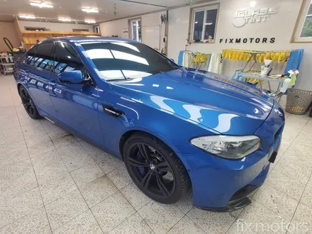 원주 BMW M5 썬팅- 글라스틴트 레이니블루 멋지게 전체썬팅