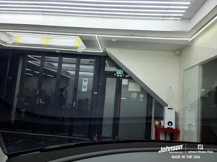 테슬라 모델Y 미나실 존슨썬팅에서 응급처치 중입니다. / 영등포구 당산동