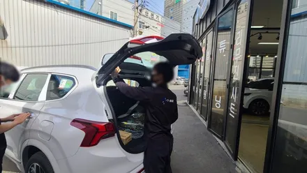 싼타페 차량에 미세한 하자도 찾아낼 수 있는 신차 검수 과정입니다. / 김해시 어방동