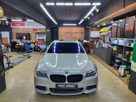 부산 사상 주례 전체랩핑 - bmw 520d f10 에이버리 유광화이트 전체랩핑 / 부산 사상구