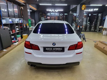 부산 사상 주례 전체랩핑 - bmw 520d f10 에이버리 유광화이트 전체랩핑 / 부산 사상구