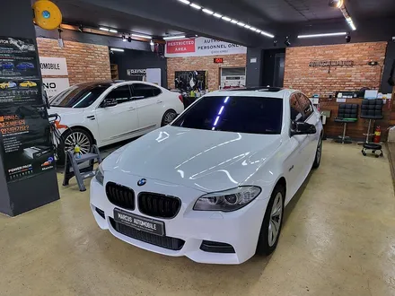 부산 사상 주례 전체랩핑 - bmw 520d f10 에이버리 유광화이트 전체랩핑 / 부산 사상구