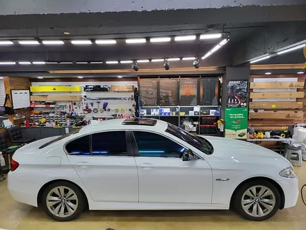 부산 사상 주례 전체랩핑 - bmw 520d f10 에이버리 유광화이트 전체랩핑 / 부산 사상구