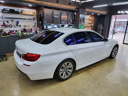 부산 사상 주례 전체랩핑 - bmw 520d f10 에이버리 유광화이트 전체랩핑 / 부산 사상구