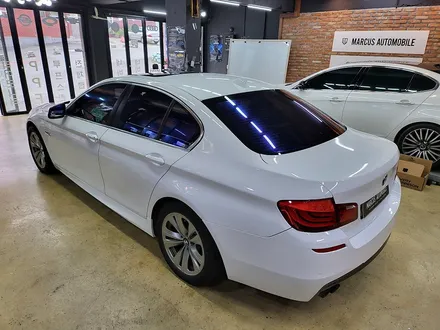 부산 사상 주례 전체랩핑 - bmw 520d f10 에이버리 유광화이트 전체랩핑 / 부산 사상구