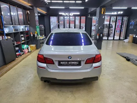 부산 사상 주례 전체랩핑 - bmw 520d f10 에이버리 유광화이트 전체랩핑 / 부산 사상구