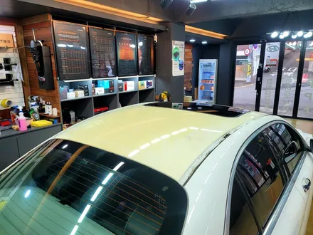 부산 사상 주례 벤츠 C220d - 루프스킨 제거 및 에이버리 슈프림 블랙유광 재시공. / 부산 사상구