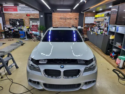 부산 사상 주례 전체랩핑 - bmw 520d f10 에이버리 유광화이트 전체랩핑 / 부산 사상구