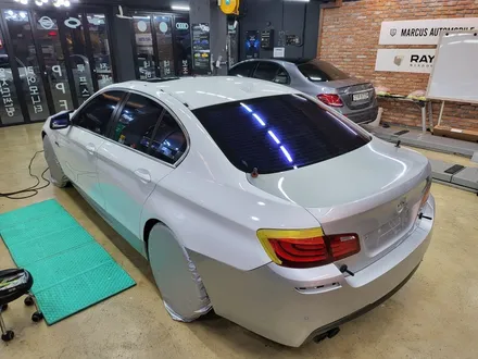 부산 사상 주례 전체랩핑 - bmw 520d f10 에이버리 유광화이트 전체랩핑 / 부산 사상구