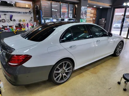 부산 전체랩핑 사상 주례 - 벤츠 E43 amg 에이버리 유광화이트 전체랩핑 / 부산 사상구