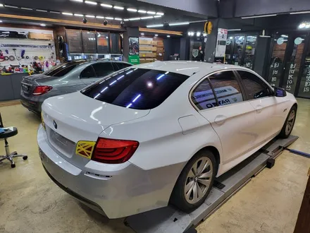 부산 사상 주례 전체랩핑 - bmw 520d f10 에이버리 유광화이트 전체랩핑 / 부산 사상구