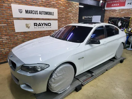 부산 사상 주례 전체랩핑 - bmw 520d f10 에이버리 유광화이트 전체랩핑 / 부산 사상구