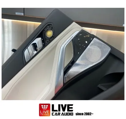 BMW X6 AVI BM100 4D 스피커로 사운드 음질이 향상되며, 회오리 앰비언트 스피커 그릴로 실내 분위기 감성이 높아졌습니다. / 창원시 봉암동