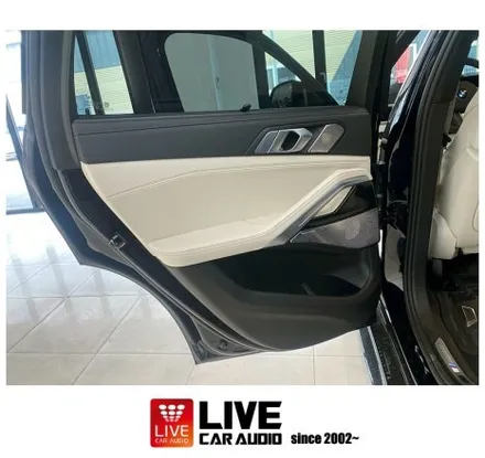 BMW X6 AVI BM100 4D 스피커로 사운드 음질이 향상되며, 회오리 앰비언트 스피커 그릴로 실내 분위기 감성이 높아졌습니다. / 창원시 봉암동