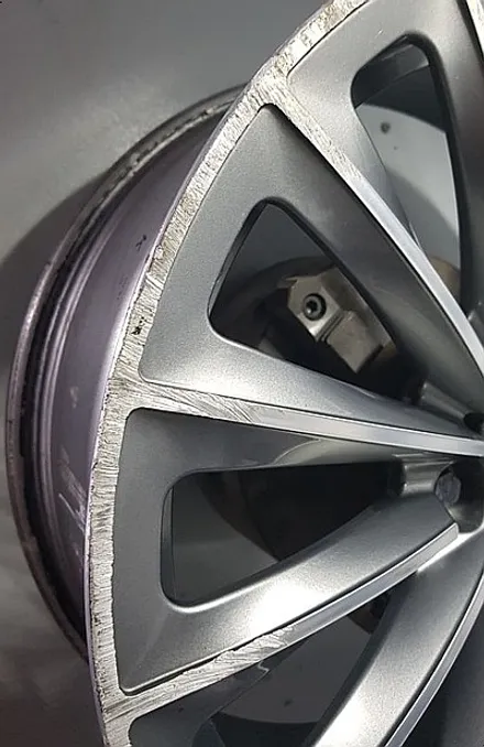 BMW 750 다이아컷팅 공법으로 색상변경없이 휠 복원 작업해드렸어요 / 천안 두정동