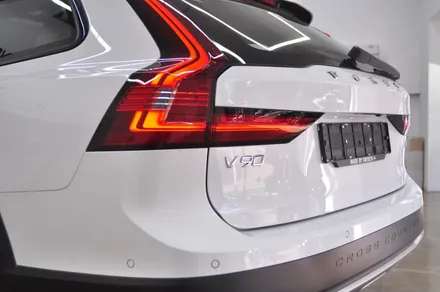 볼보 V90 크로스컨트리 B5 솔라가드 프리미엄 퀀텀 신차 패키지 - THE LX 동대문점 / 서울 동대문구 답십리동