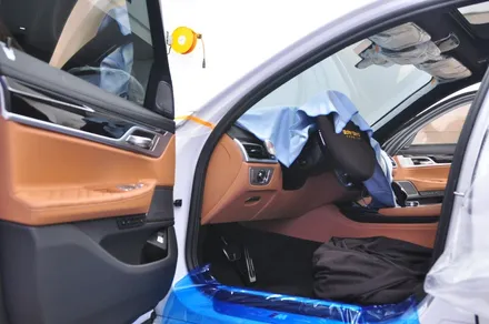 BMW 740Li xDrive M 스포츠 - 솔라가드 프리미엄 퀀텀 재시공 (서비스 필름 뜯어버리기) / 서울 동대문구 답십리동