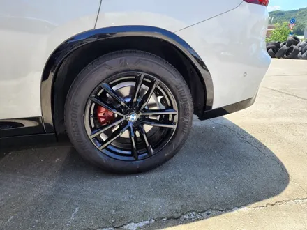 원주 자동차튜닝 BMW X4 블랙유광 휠도색 휠복원 왜케치 범퍼 블랙 하이그로시 도색! / 원주시 소초면
