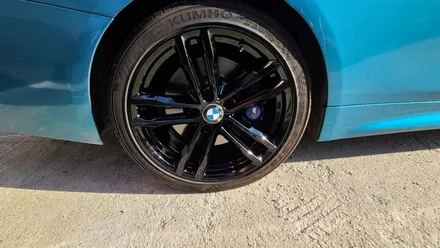 원주휠도색 BMW M4컨버터블 블랙유광 휠도색 실내 블랙카본수전사 작업! / 원주시 소초면