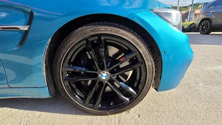 원주휠도색 BMW M4컨버터블 블랙유광 휠도색 실내 블랙카본수전사 작업! / 원주시 소초면