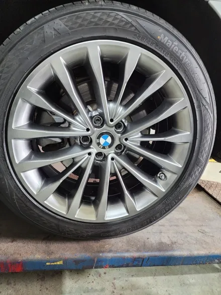 자동차 휠 긁힘 BMW 520D 고스트크롬 휠도색 시공과 캘리퍼도색 가능한 곳! / 원주시 소초면