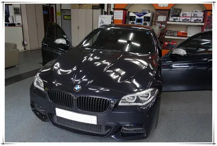 F10 BMW 550d - 가변 앰비언트 라이트와 본넷방음